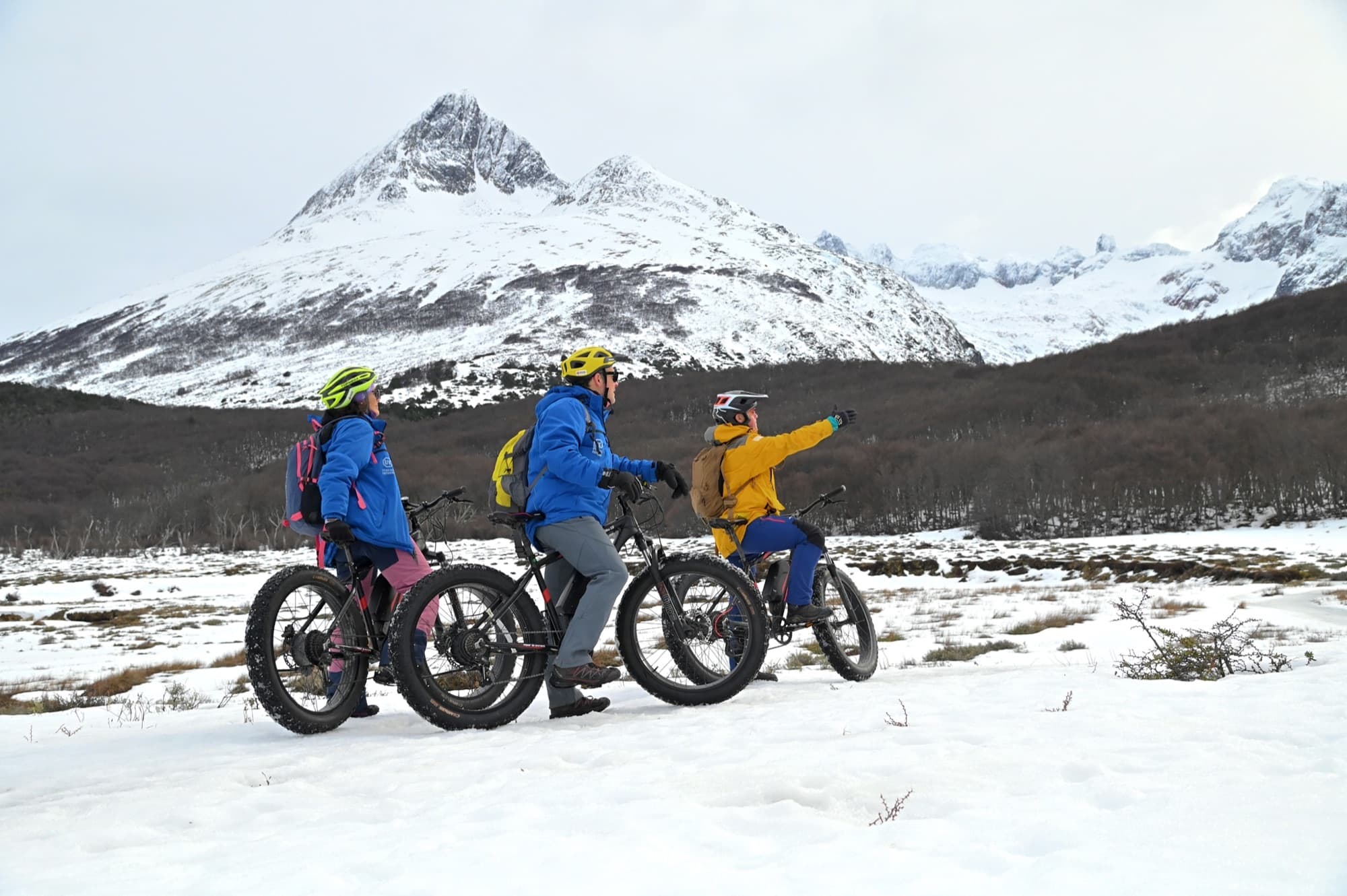 Foto: Martín Gunter Fatbikes en la nieve con montañas fueguinas de fondo