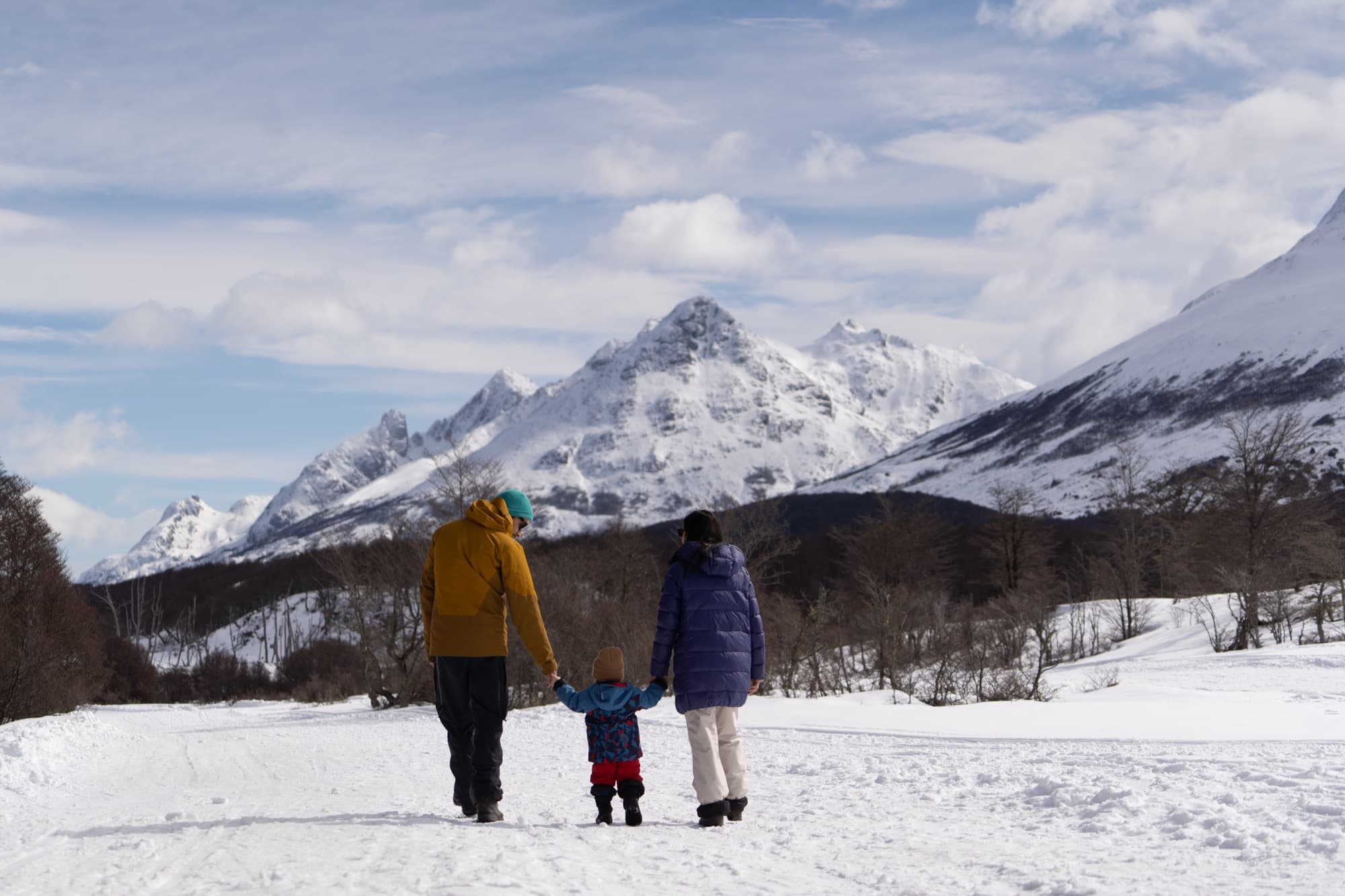 Foto: L. Herrainz Familia caminando en la nieve entre montañas