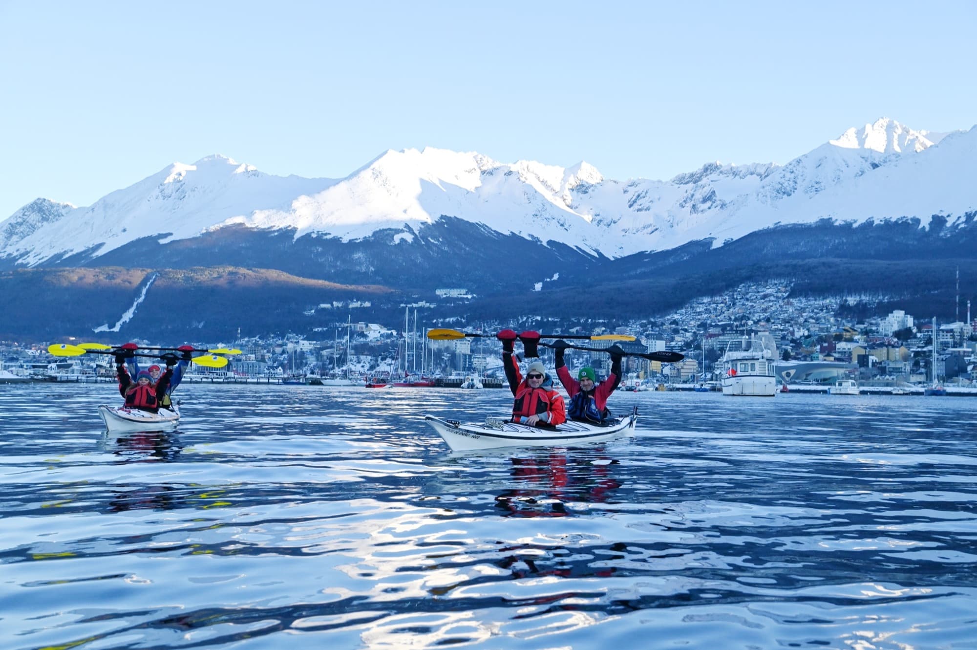Foto: Martín Gunter Kayakistas saludando con los remos en el canal Beagle